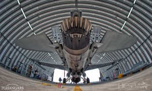 Lekkie samonośne hangary łukowe (arch prefabricated building) - hangar lotniczy TG Hangars myśliwca F16 w wojskowej bazie lotniczej na lotnisku EPKS (Krzesiny).