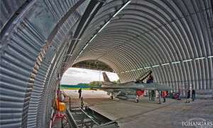Lekkie samonośne hangary łukowe (arch prefabricated building) z alucynku - hangar lotniczy TG Hangars dla F16 w wojskowej bazie lotniczej na lotnisku EPKS (Krzesiny).