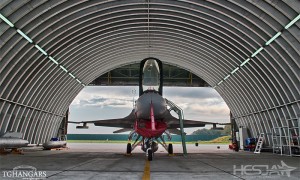 Lekkie samonośne hangary łukowe (arch prefabricated building) - hangar lotniczy TG Hangars dla F16 w wojskowej bazie lotniczej na lotnisku EPKS (Krzesiny).