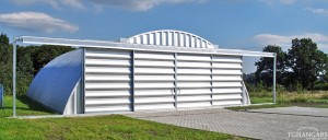 Lekkie samonośne hangary łukowe (arch prefabricated building) z alucynku - hangar lotniczy TG Hangars w aeroklubie na lotnisku EPBA (Bielsko-Biała).