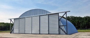 Lekkie samonośne lotnicze hangary łukowe (arch prefabricated building) - hangar TG Hangars dla General Aviation na lotnisku EPWR (Wrocław Strachowice)