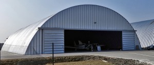 Lekkie samonośne hangary łukowe (arch prefabricated building) - hangar lotniczy TG Hangars dla General Aviation na lotnisku EPKW (Kaniów)