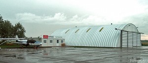 Lekkie samonośne hangary łukowe (arch prefabricated building) - hangar lotniczy TG Hangars dla General Aviation na lotnisku EPMO (Warszawa Modlin).