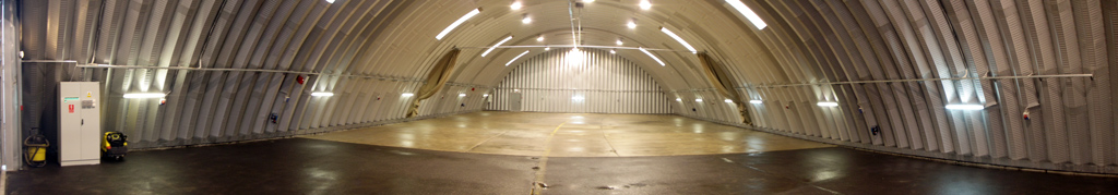 Lekki prefabrykowany hangar systemu TG Hangars ma akcesoria identyczne jak wszystkie hale łukowe.
