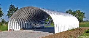 Lekkie samonośne hangary łukowe (arch prefabricated building) - hangar lotniczy TG Hangars na prywatnym lądowisku.