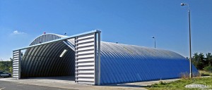 Lekkie samonośne hangary łukowe (arch prefabricated building) - hangar lotniczy TG Hangars dla General Aviation na lotnisku EPKT (Katowice Pyrzowice)