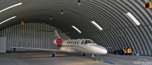 Lekkie samonośne hangary łukowe (arch prefabricated building) - hangar lotniczy TG Hangars dla General Aviation na lotnisku EPKT (Katowice Pyrzowice).