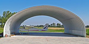 Lekki hangar łukowy TG Hangars - proste ściany i łukowy dach.