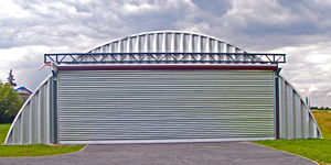 Lekki hangar łukowy TG Hangars typu K(Q) ma pełny łukowy dach (Quonset Hut)