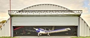 Lekkie samonośne lotnicze hangary łukowe (arch prefabricated building) - postojowy prywatny lekki hangar łukowy TG Hangars na prywatnym lądowisku.