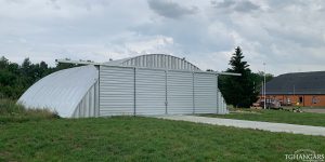 Lekkie samonośne hangary łukowe (arch prefabricated building) - prywatny lekki lotniczy hangar łukowy TG Hangars dla General Aviation na lotnisku EPPR (Pruszcz Gdański)