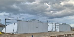 Lekkie samonośne hangary łukowe (arch prefabricated building) - lekki hangar łukowy TG Hangars dla aeroklubu na lotnisku EPNT (Aeroklub Nowy Targ)