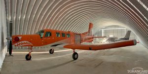 Lekkie samonośne lotnicze hangary łukowe (arch prefabricated building) - lekki hangar łukowy TG Hangars dla szkoły skoków spadochronowych na lotnisku EPKN.